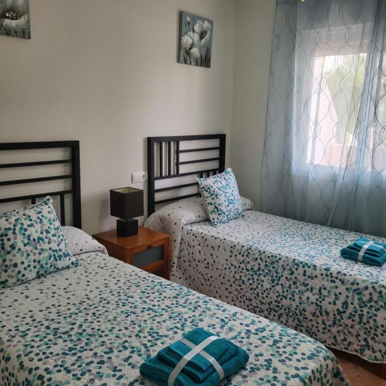 ¡Bajo con terraza y patio con vistas a la piscina comunitaria! - Apartamento de 2 dormitorios - 26