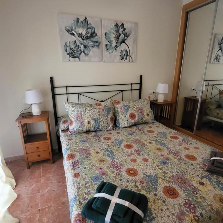¡Bajo con terraza y patio con vistas a la piscina comunitaria! - Apartamento de 2 dormitorios - 28