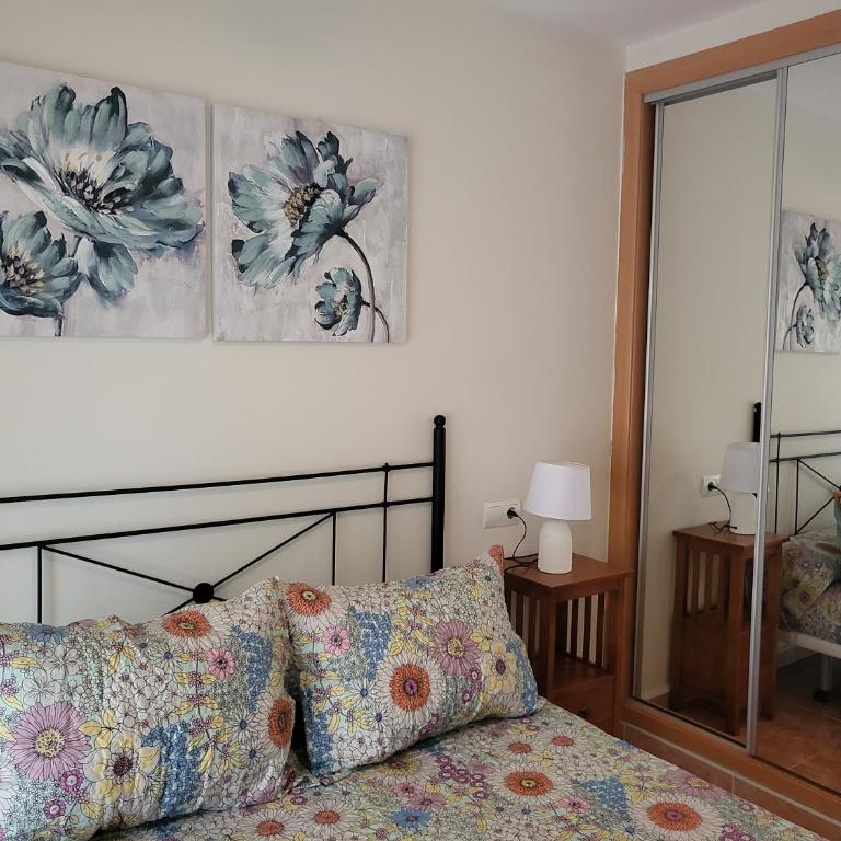 ¡Bajo con terraza y patio con vistas a la piscina comunitaria! - Apartamento de 2 dormitorios - 37