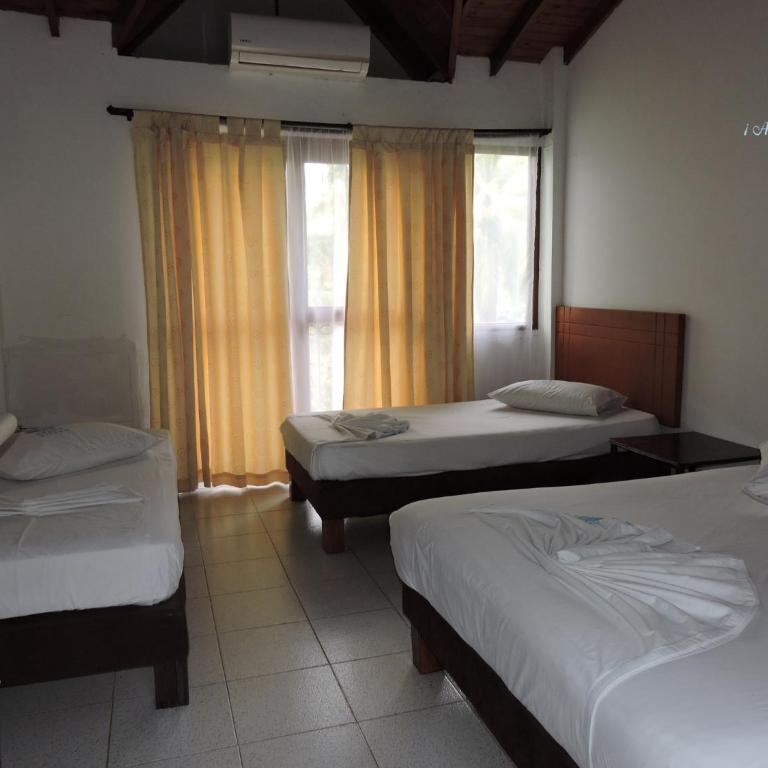 Hotel y Restaurante Mesón del Gitano - Quadruple Room with Garden View - 2