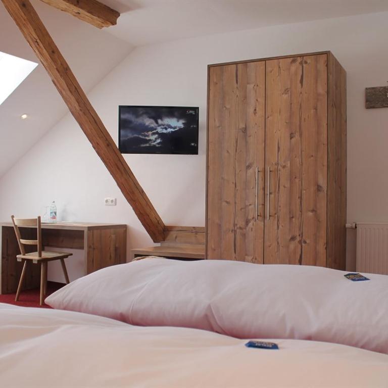 Gasthof zum Hirsch - Dreibettzimmer mit Dusche - 1