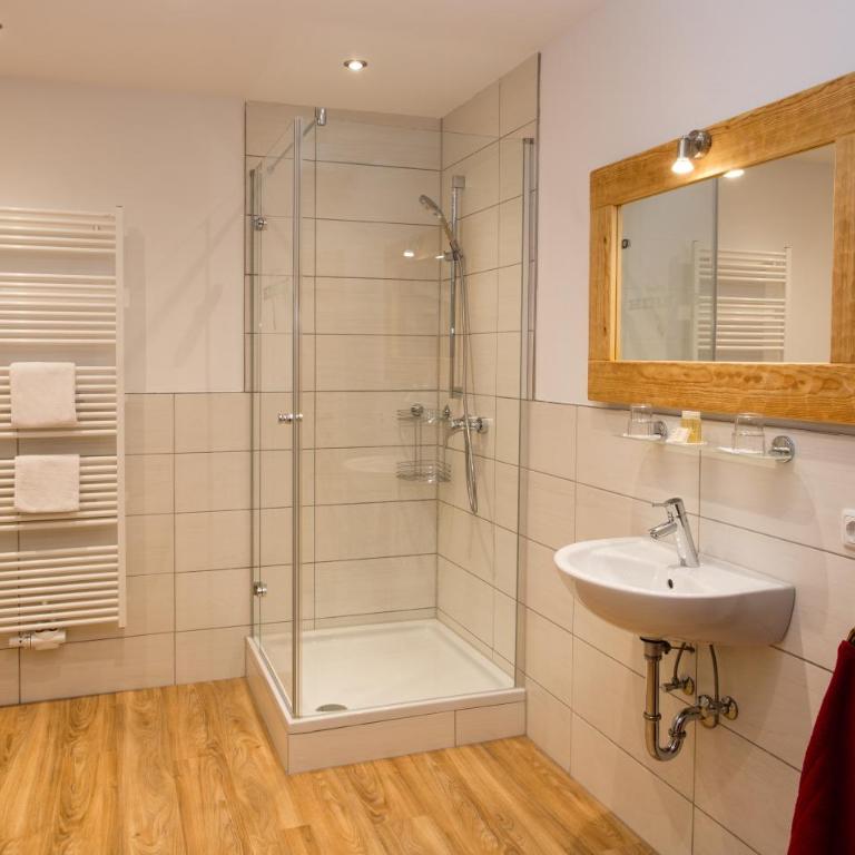 Gasthof zum Hirsch - Vierbettzimmer mit eigenem Bad - 4