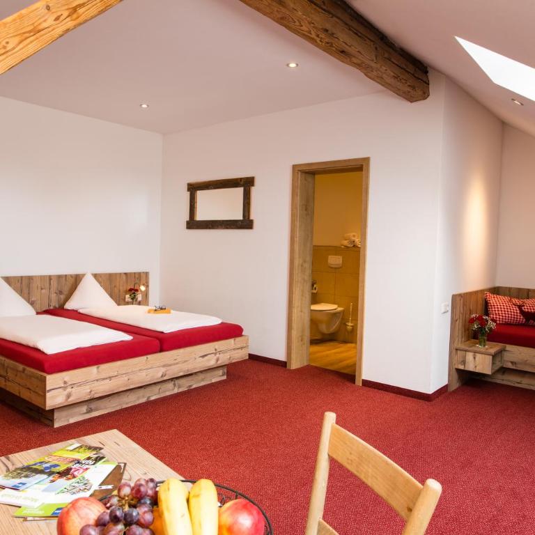Gasthof zum Hirsch - Dreibettzimmer mit Dusche - 4