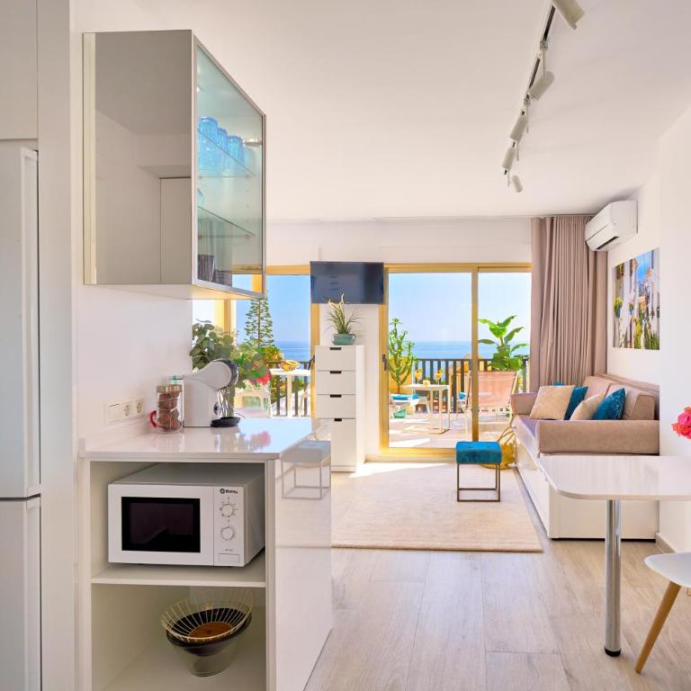 Honeymoon Corner Suite, sun-all-day terrace on the best beach of Marbella - Studio Apartment with Sea View - 12
