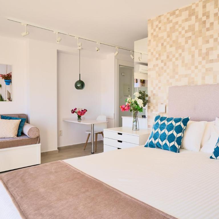 Honeymoon Corner Suite, sun-all-day terrace on the best beach of Marbella - Studio Apartment with Sea View - 8