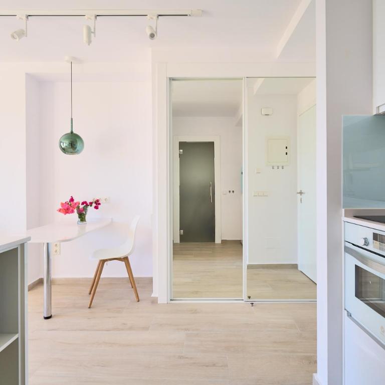 Honeymoon Corner Suite, sun-all-day terrace on the best beach of Marbella - Studio Apartment with Sea View - 15