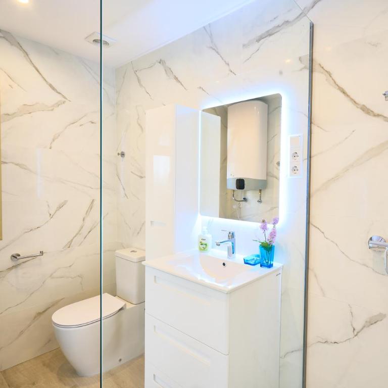 Honeymoon Corner Suite, sun-all-day terrace on the best beach of Marbella - Studio Apartment with Sea View - 16
