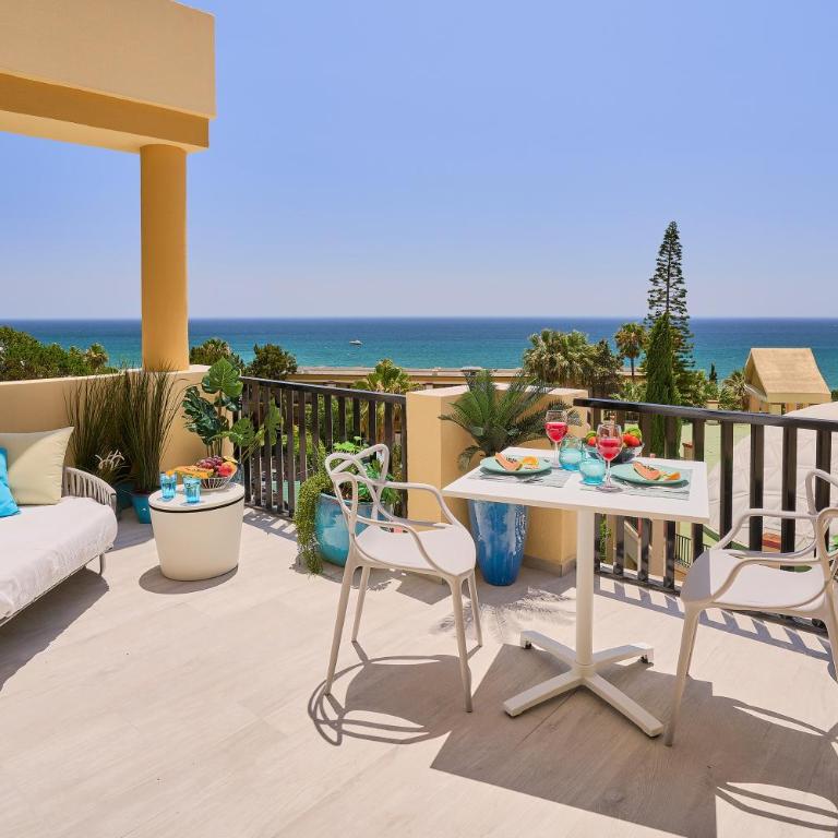 Honeymoon Corner Suite, sun-all-day terrace on the best beach of Marbella - Studio Apartment with Sea View - 1