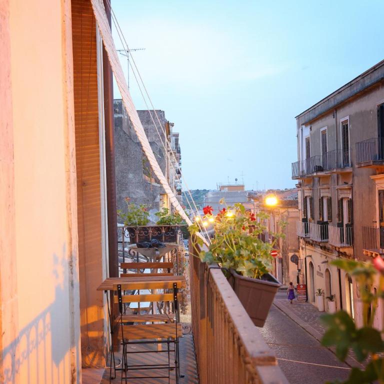 "Dal Commediante Apartment" Terrace in Historic Center - Camera Matrimoniale con Balcone - 4