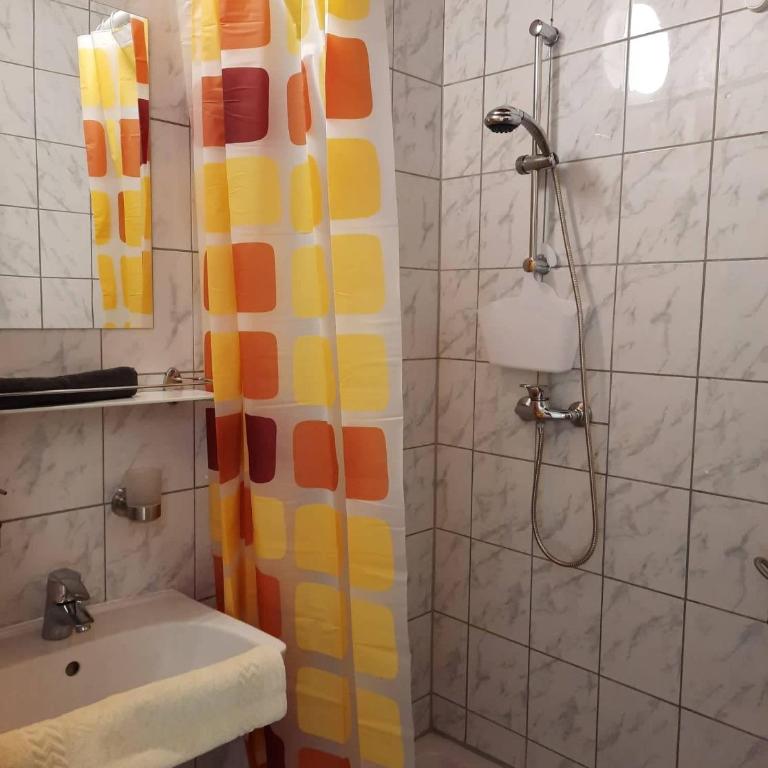 Pension Horvath - Doppelzimmer mit eigenem Bad - 2