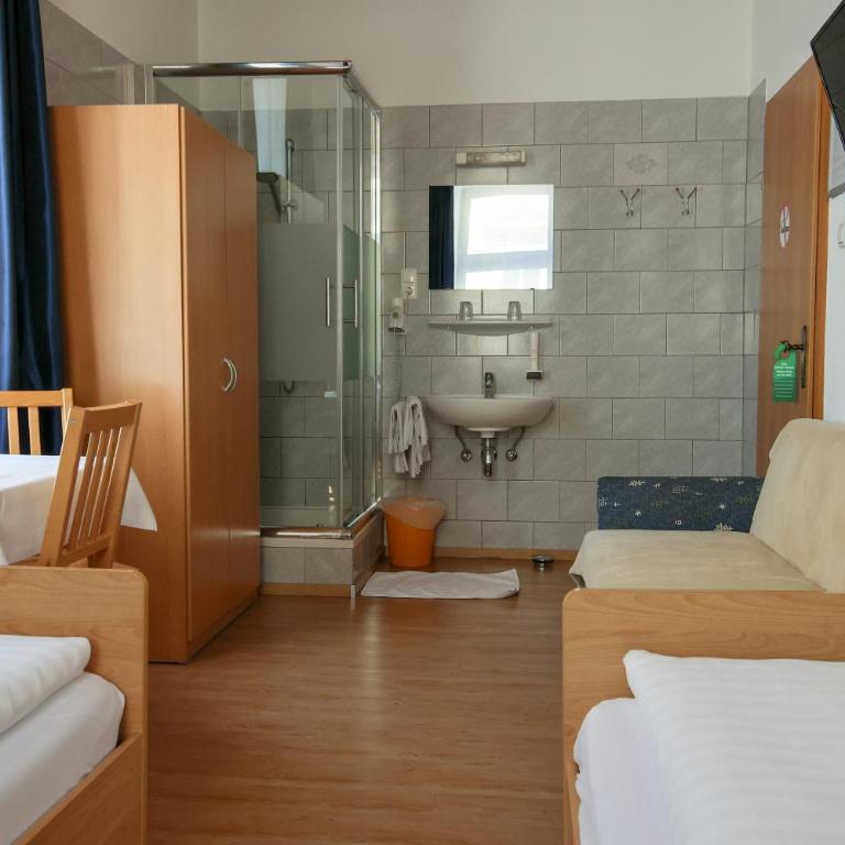 Hotel "Wilder Mann" - Zweibettzimmer mit Gemeinschafts-WC - 16