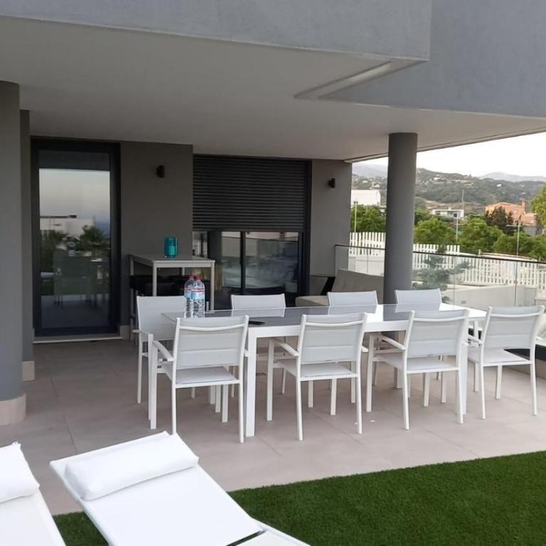 CASA CASU NEW STUNNING 3 BED RAISED GROUND FLOOR APARTMENT & HUGE BALCONY WITH SEA POOL & MOUNTAIN VIEW INDOOR & OUTDOOR SWIMMING POOLS & GYM WALKING DISTANCE TO BEACH PORT Estepona TRAVELLER AWARD 2023 - Three-Bedroom Apartment - 57