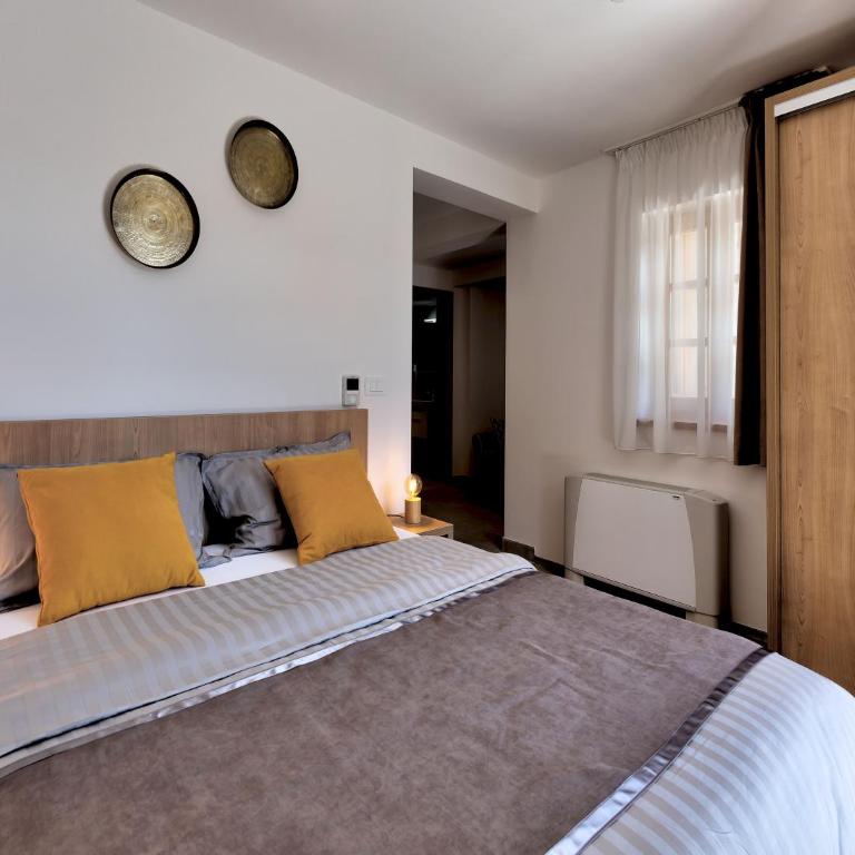 Villa Gunga - Family Room with Balcony - 2
