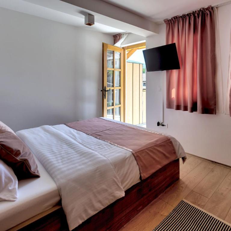 Villa Gunga - Dvokrevetna Soba sa Bračnim Krevetom i Balkonom - 2