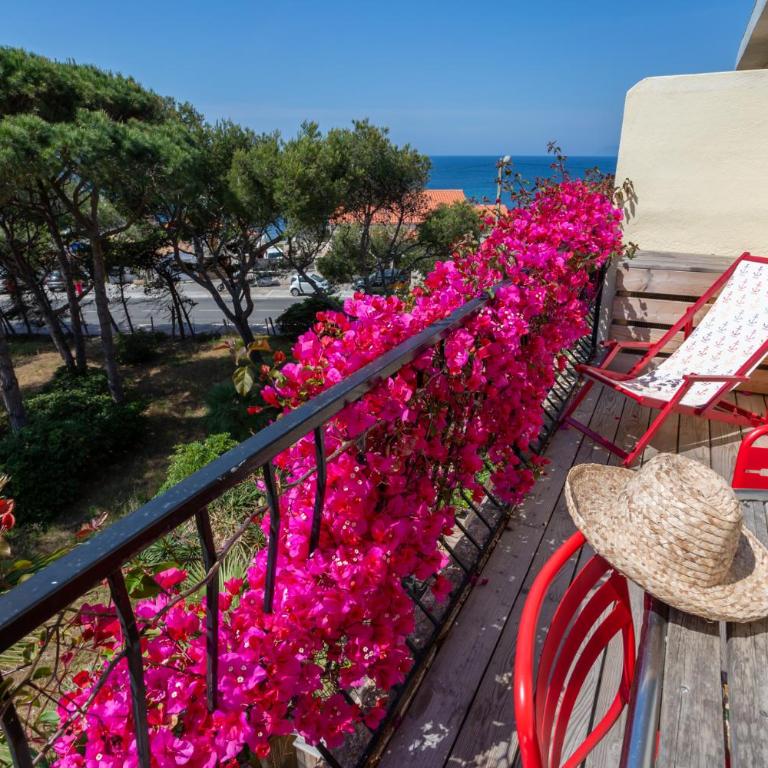 Hôtel Almanarre Plage - Hôtel Eco-Responsable face à la mer - Triple Room with Balcony, Kitchenette and Sea View - 4