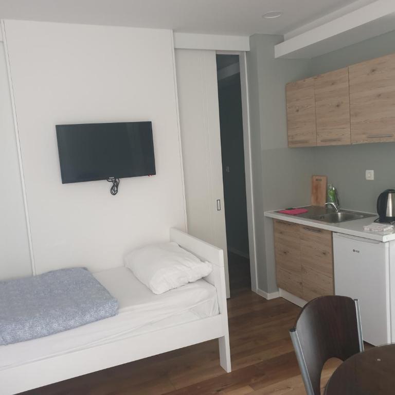 Villa Flower with Free Onsite Parking - Apartment with Balcony - 33