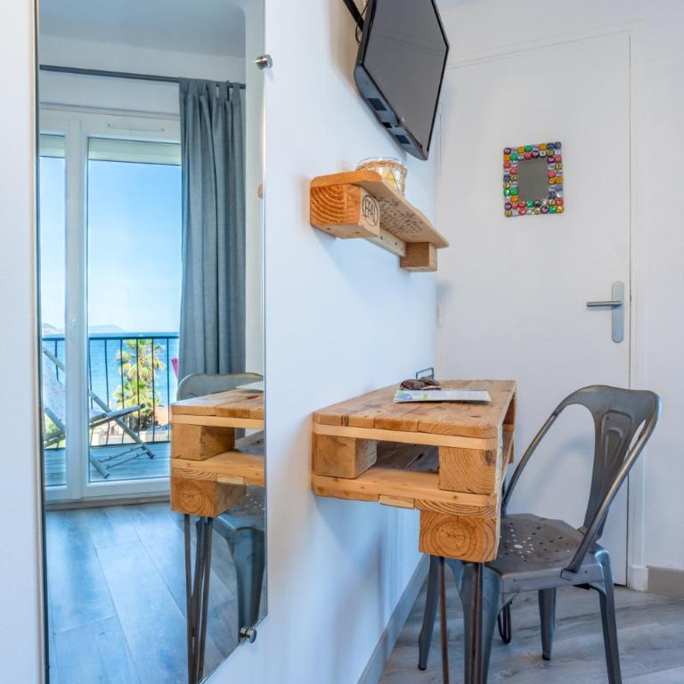 Hôtel Almanarre Plage - Hôtel Eco-Responsable face à la mer - Double Room 9m² with Balcony and Sea View - 3