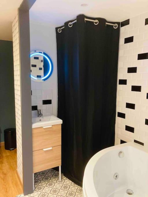 Nuit Magique Love room avec Jacuzzi Privé Nantes - Apartment mit 1 Schlafzimmer - 10