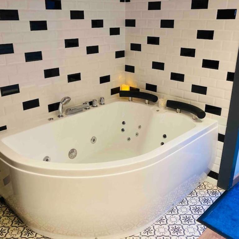 Nuit Magique Love room avec Jacuzzi Privé Nantes - Apartment mit 1 Schlafzimmer - 9