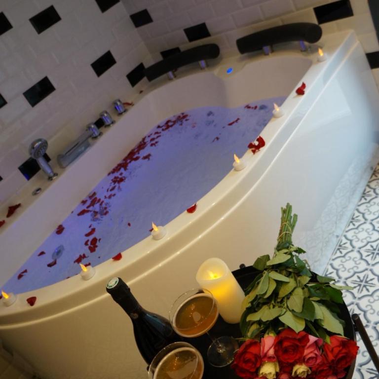 Nuit Magique Love room avec Jacuzzi Privé Nantes - Apartment mit 1 Schlafzimmer - 15
