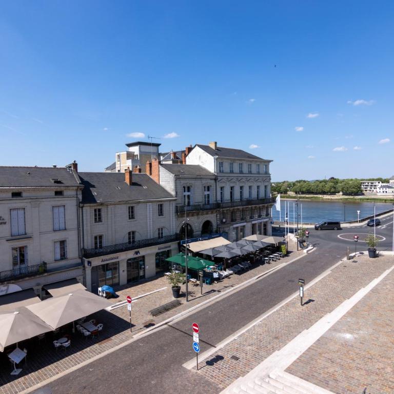 APPARTEMENT DUPLEX SAUMUR CENTRE, refait à neuf, à proximité du château - Appartement 2 Chambres - 25