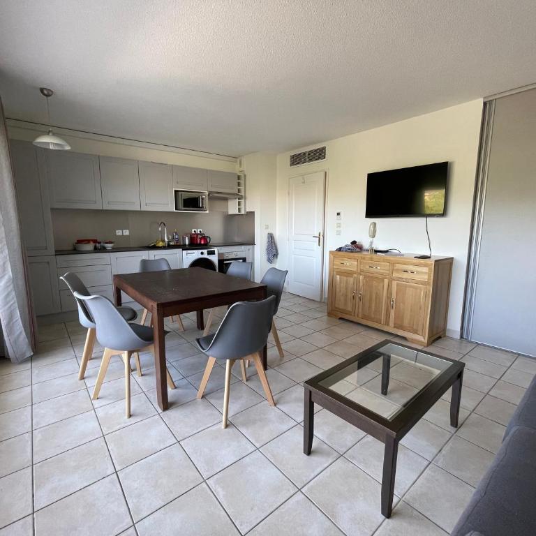 Appartement 321 avec deux chambres - LES SUITES DE ROBINSON - Résidence avec piscine en bord de Siagne, à Mandelieu-La-Napoule - Appartement 2 Chambres - 4