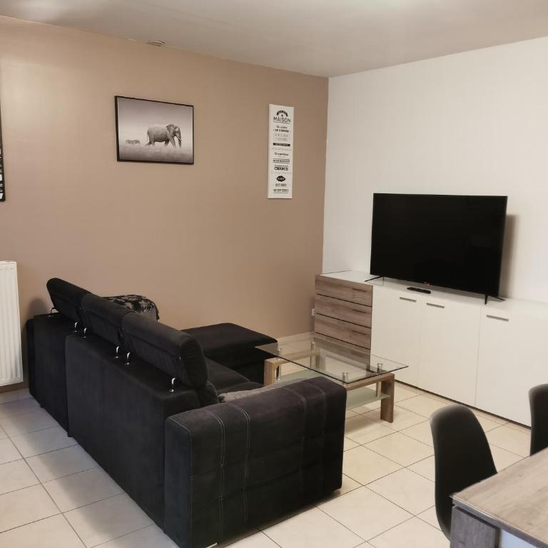 Agréable maison de 100m2 avec son parking privatif - Maison 3 Chambres - 1