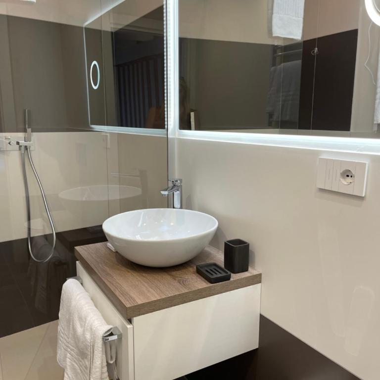 18 Dante Luxury Suites - Camera Queen con Vasca Idromassaggio - 21