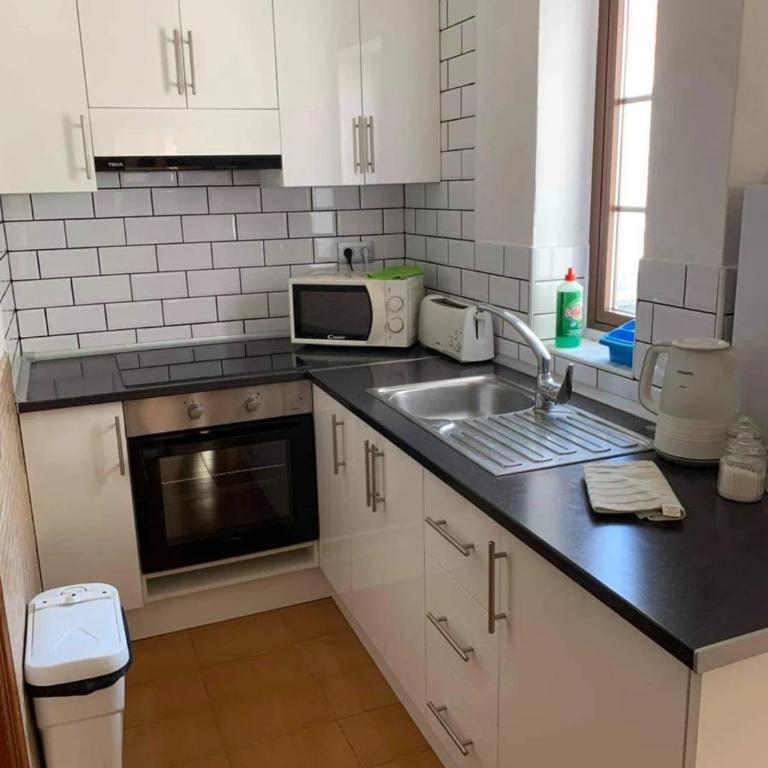 Lovely newly refurbished 1 Bedroom Flat Minutes From Sandy Beach,private terrace - One-Bedroom Apartment - 7