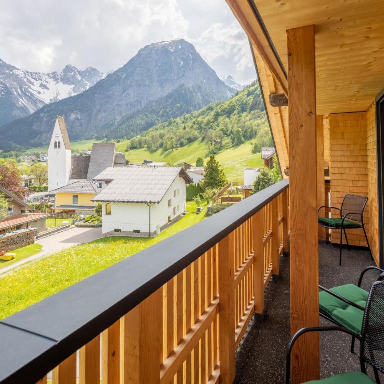 Haus Amatschon - Three-Bedroom Apartment with Shower - 2