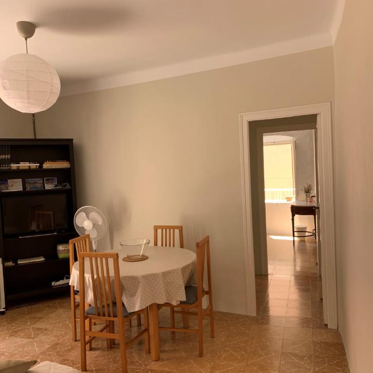 NOTARIA-Apartamento y Estudio en casco antiguo, al lado de playa, Rambla y Monasterio, con acceso a terraza ajardinada - Apartamento de 2 dormitorios - 17