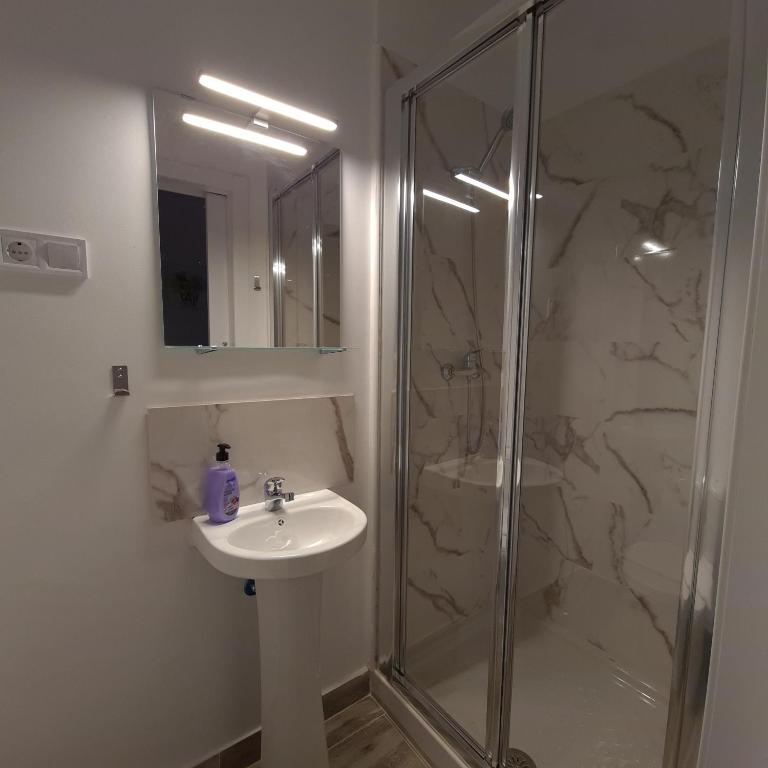 Hostal Vara Madrid - Double Room with Private Bathroom - 7