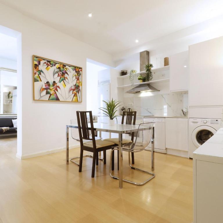 Chueca Jacuzzi - Three-Bedroom Apartment - 16