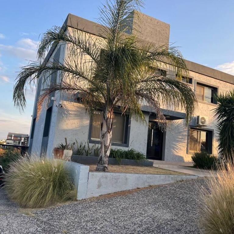 Espectacular Casa en Barrio Privado con pileta gran parque y vista panorámica - Villa - 2