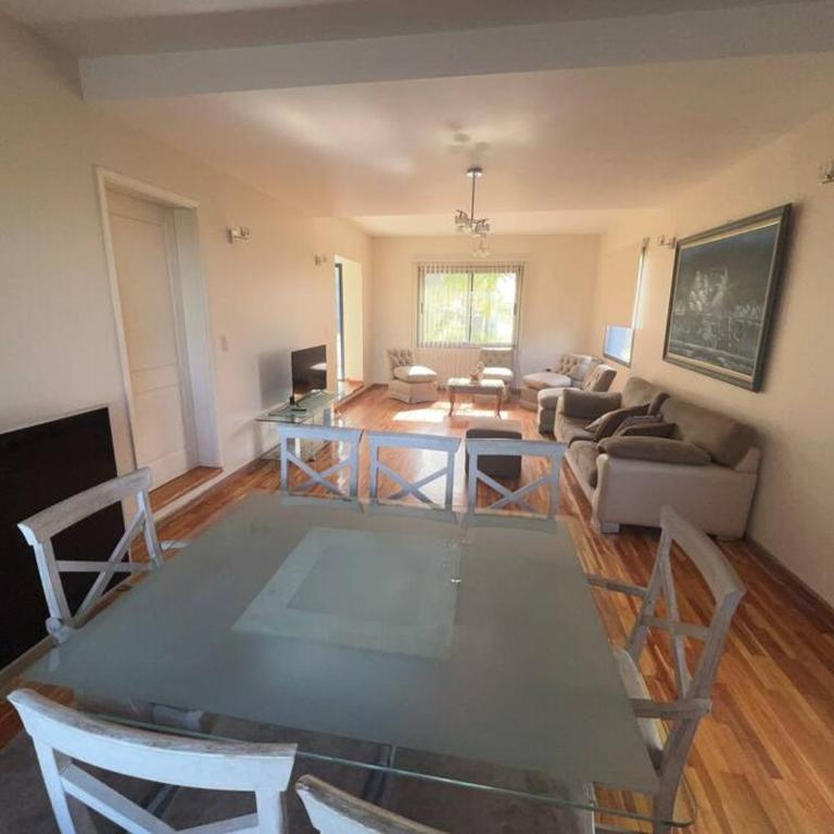 Espectacular Casa en Barrio Privado con pileta gran parque y vista panorámica - Villa - 9