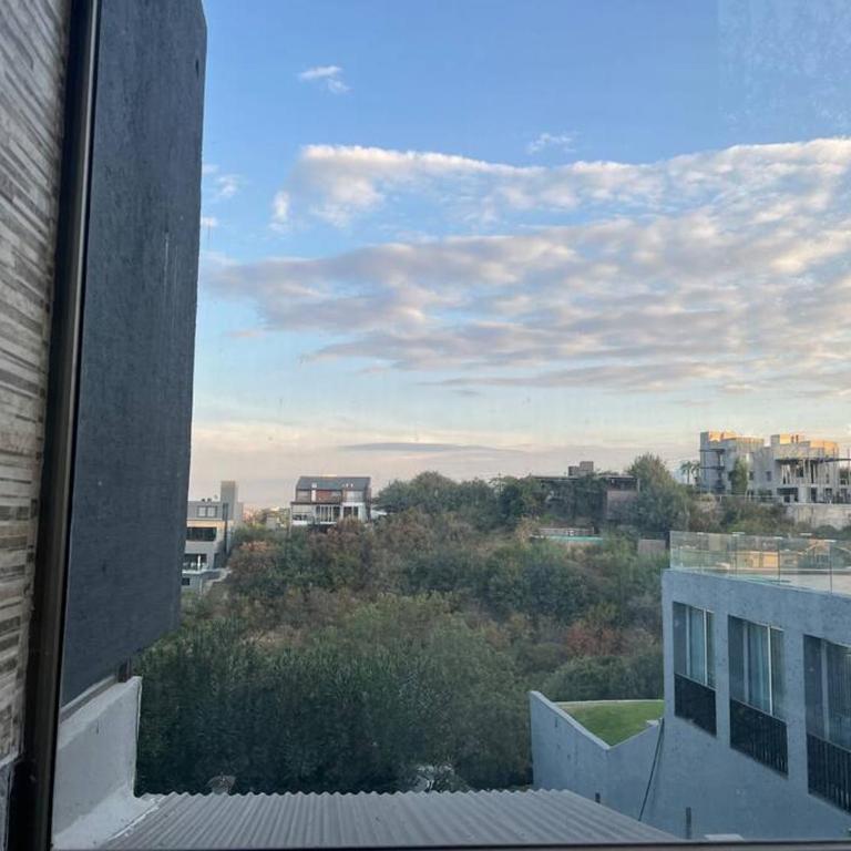 Espectacular Casa en Barrio Privado con pileta gran parque y vista panorámica - Villa - 18