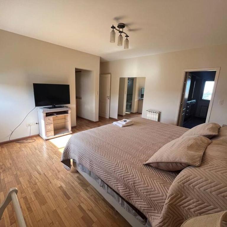 Espectacular Casa en Barrio Privado con pileta gran parque y vista panorámica - Villa - 30