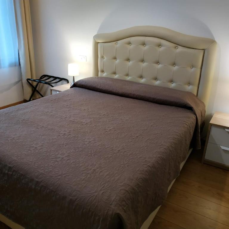 San Polo Star - Camera Deluxe Matrimoniale con Bagno Privato e Doccia - 2