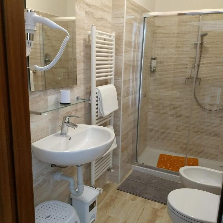 San Polo Star - Camera Deluxe Matrimoniale con Bagno Privato e Doccia - 1