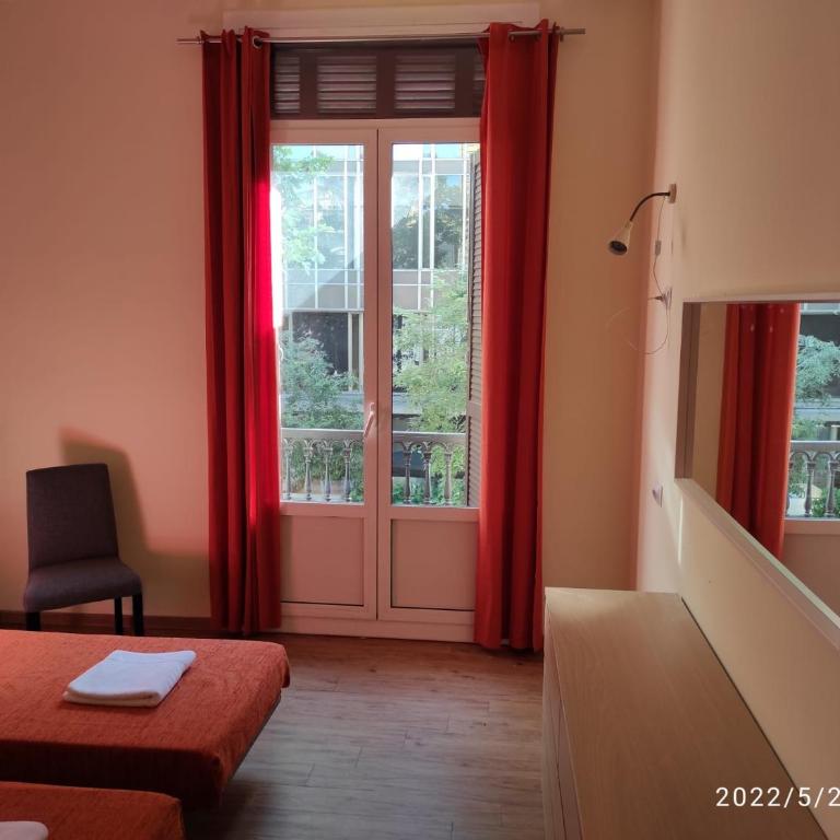 Barcelona Central Garden Hostal - Double or Twin Room with Balcony - 1