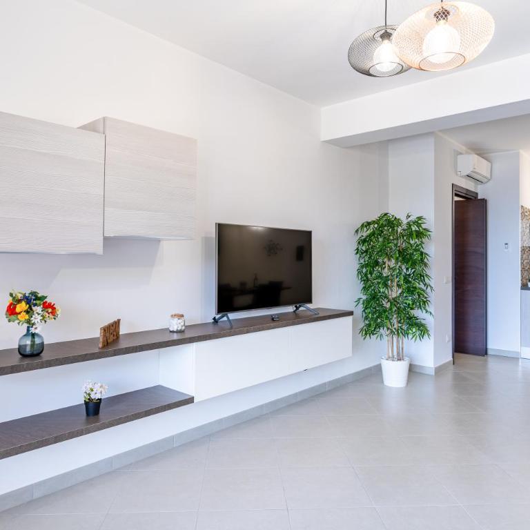 GuestHost - Calipso Big APT with Sea View, Parking & Pool - Two-Bedroom Apartment - 10