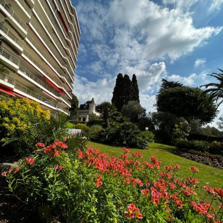 Studio with a panoramic view at the top floor of a residence with a pool - Appartement - 22