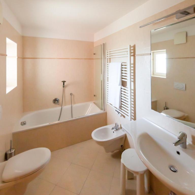 Eden Apartments - One-Bedroom Apartment with Balcony - 12