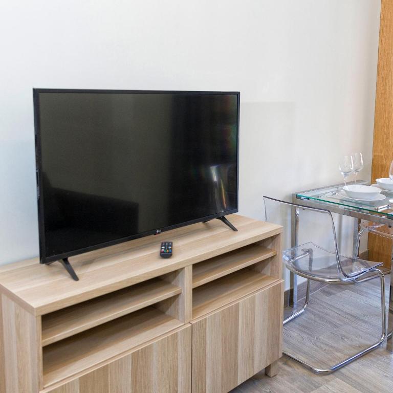 APARTAMENTOS ONNIGHT - Estudio con cama extragrande y sofá cama - 4