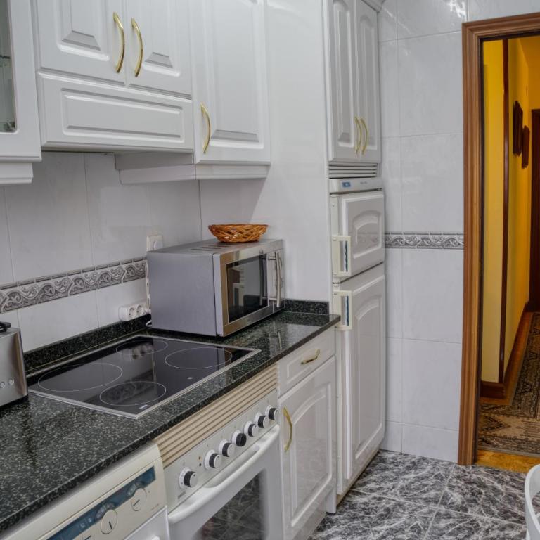 Apartamento Muy Amplio, con WiFi y a 12 Minutos del Centro - Apartamento de 2 dormitorios - 3