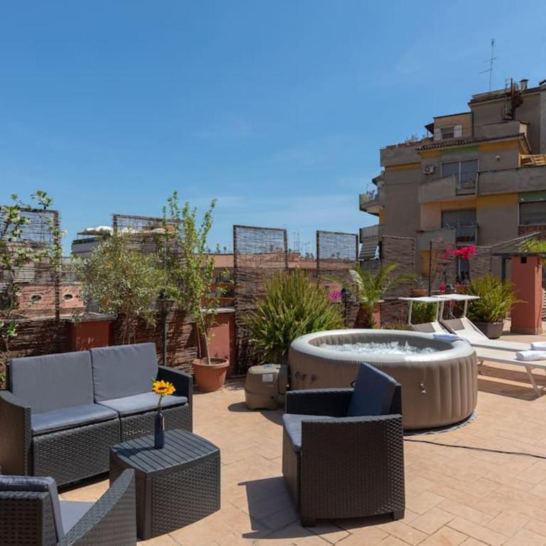 Penthouse with Jacuzzi - One-Bedroom Apartment - 11