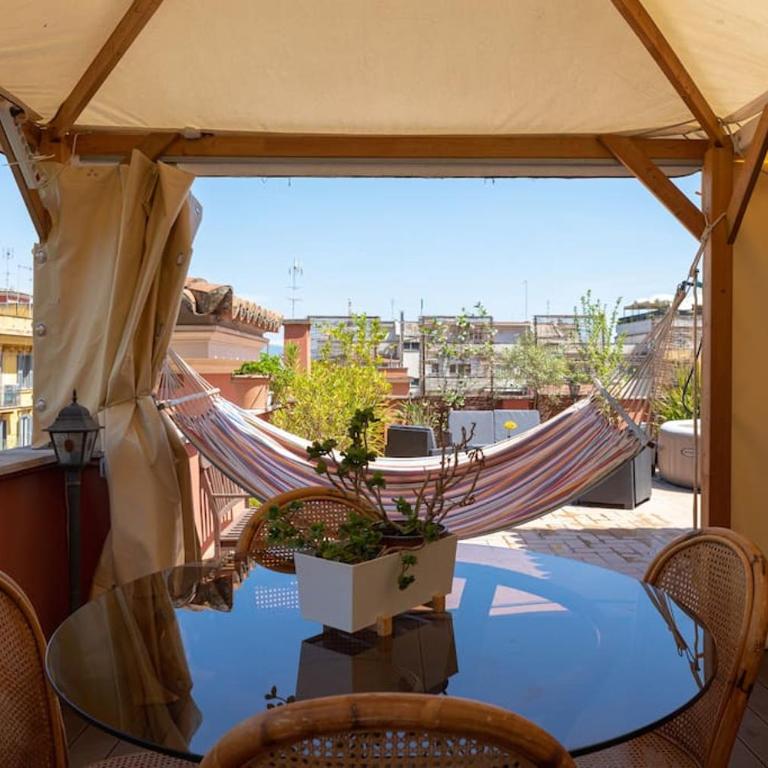 Penthouse with Jacuzzi - One-Bedroom Apartment - 6
