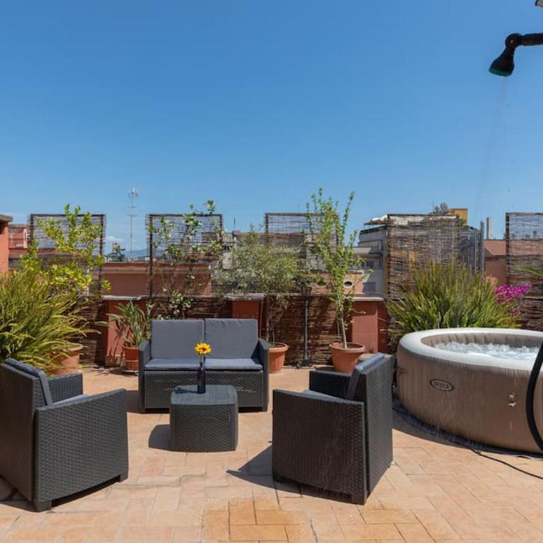 Penthouse with Jacuzzi - One-Bedroom Apartment - 14