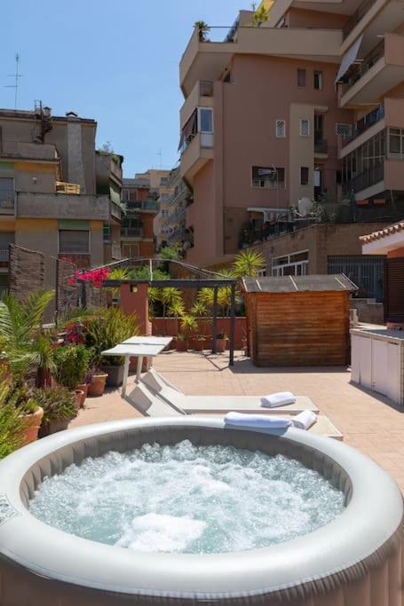 Penthouse with Jacuzzi - One-Bedroom Apartment - 2