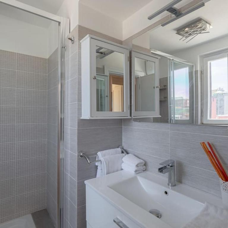 Penthouse with Jacuzzi - One-Bedroom Apartment - 7